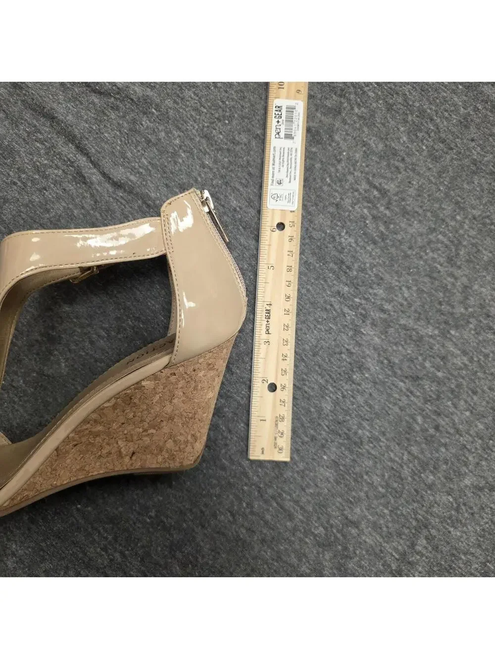 Kenneth Cole REACTION T-strap Vegan Leather Sandal sz 8.5 US